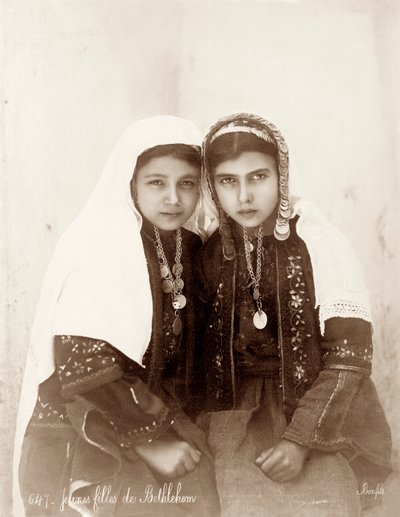 Zwei Mädchen aus Bethlehem, ca. 1867-98 von Bonfils Studio